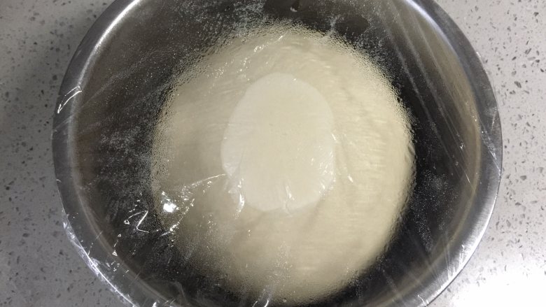 萌萌哒小海豹豆沙包,然后放入不锈钢盆里，盖上保鲜膜，放在温暖处发酵至两倍大。