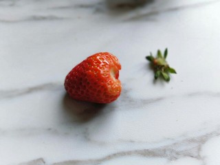 草莓可以这样做，让宝贝爱上草莓,将草莓去蒂，我喜欢这种小小的草莓，宝贝吃的时候一口一个，不会弄脏衣服，哈哈！