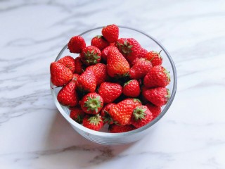 草莓可以这样做，让宝贝爱上草莓,首先做罐头一定要选新鲜的草莓，无坏，无烂，无论做什么罐头这一点都很重要。