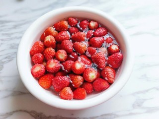 草莓可以这样做，让宝贝爱上草莓,去蒂的草莓放入器具中，再用纯净水。