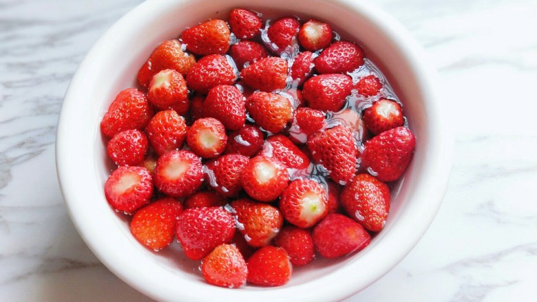 草莓可以这样做，让宝贝爱上草莓,去蒂的草莓放入器具中，再用纯净水。