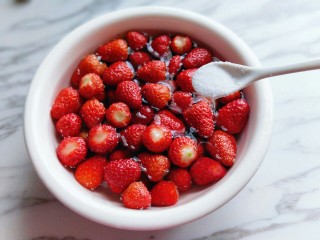 草莓可以这样做，让宝贝爱上草莓,之后加入食用盐，再加入纯净水泡10分钟，捞出淋干水分。利用这个时间我们准备好老冰糖。