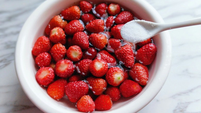草莓可以这样做，让宝贝爱上草莓,之后加入食用盐，再加入纯净水泡10分钟，捞出淋干水分。利用这个时间我们准备好<a style='color:red;display:inline-block;' href='/shicai/ 130229'>老冰糖</a>。