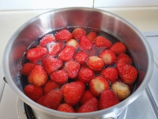 草莓可以这样做，让宝贝爱上草莓,这时加入盐水泡过的草莓，大火煮2分钟。