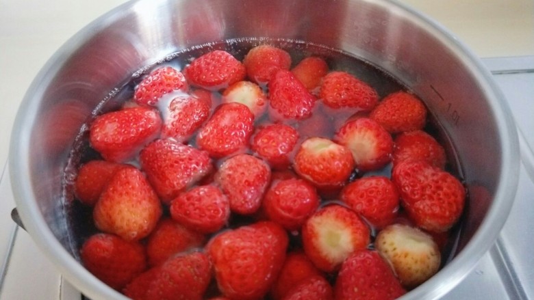 草莓可以这样做，让宝贝爱上草莓,这时加入盐水泡过的草莓，大火煮2分钟。
