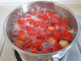 草莓可以这样做，让宝贝爱上草莓,滴入少许柠檬汁再煮1分钟关火。加入柠檬汁可以增长保质期。