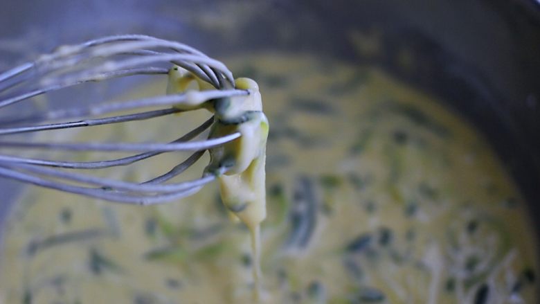 记忆中的角瓜鸡蛋饼,把加入在角瓜盆里的面粉用手动打蛋器慢慢搅拌至盆里无面粉的颗粒状态，用手动打蛋器提一下打好的面糊呈流动状态就可以开始烙角瓜饼咯；
