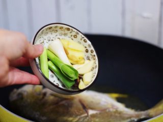 红烧金鲳鱼,放入葱姜蒜，八角炒出香味