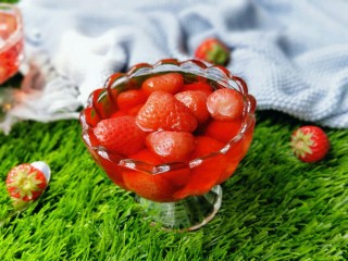 草莓可以这样做，让宝贝爱上草莓,做好的罐头用玻璃瓶装好后密封，晾凉放入冰箱冷藏，吃的时候提前半小时从冰箱拿出来，炎热的夏天，来一碗冰镇的罐头是多么的凉爽。