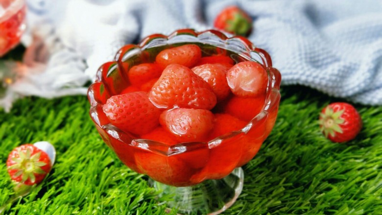 草莓可以这样做，让宝贝爱上草莓,做好的罐头用玻璃瓶装好后密封，晾凉放入冰箱冷藏，吃的时候提前半小时从冰箱拿出来，炎热的夏天，来一碗冰镇的罐头是多么的凉爽。