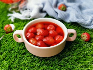 草莓可以这样做，让宝贝爱上草莓,草莓的外观呈心形，色泽鲜艳，果肉多汁，香味浓郁，营养丰富，深受人们喜爱，它含丰富的维生素C，所以这个季节可以选择适当多吃一些。