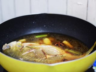 红烧金鲳鱼,加入清水