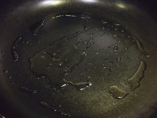 香煎鸡胸肉,锅中倒入适量橄榄油
