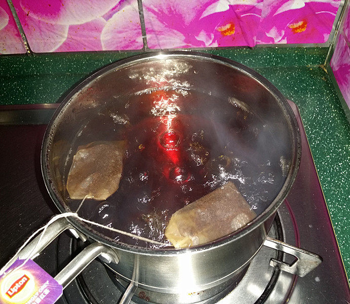 水果红茶,加适量清水煮开后、再煮1~2分钟关火