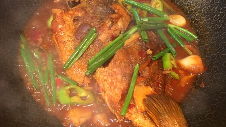 豆瓣鱼,最后汤汁变少，要起锅前放入葱段，即可盛出。