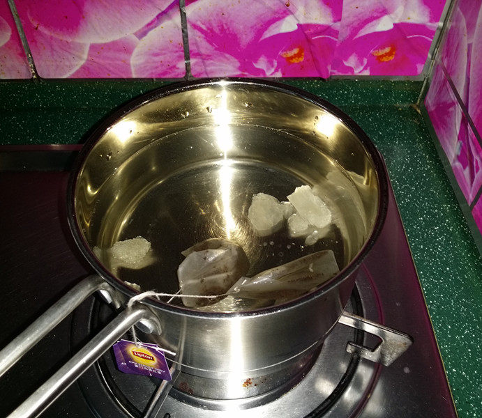 水果红茶,倒入适量清水移至燃气灶上