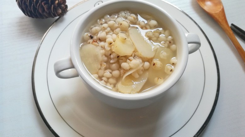 薏米荸荠甜汤,出锅前撒入白糖融化