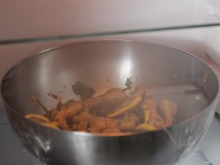 【美善品】柠檬🍋凤爪,封上保鲜膜放入冰箱，腌制6小时左右即可食用。