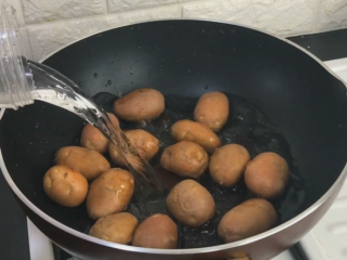 香煎孜然小土豆,小土豆洗净 加水