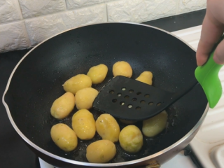 香煎孜然小土豆,轻轻压扁 煎至2面微微金黄
