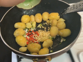 香煎孜然小土豆,倒入 蒜末 小米椒 葱白 炒香（2分钟左右）