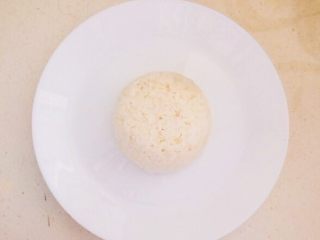 什锦虾仁·,盛一碗米饭压实，再把米饭扣在盘子里备用