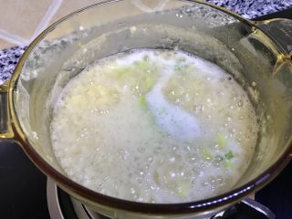 海参小米粥,淋橄榄油葱花，放入海参、煮两分钟就可以了