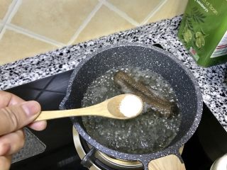 海参小米粥,放入发好的海参，加一点盐