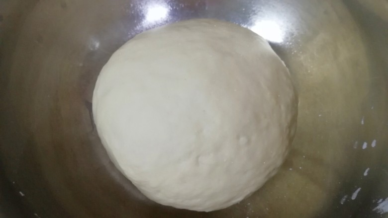 阳光大馒头,和好的面团从面包机里面取出，揉光放进盆里，盖上保鲜膜发酵至两倍大。