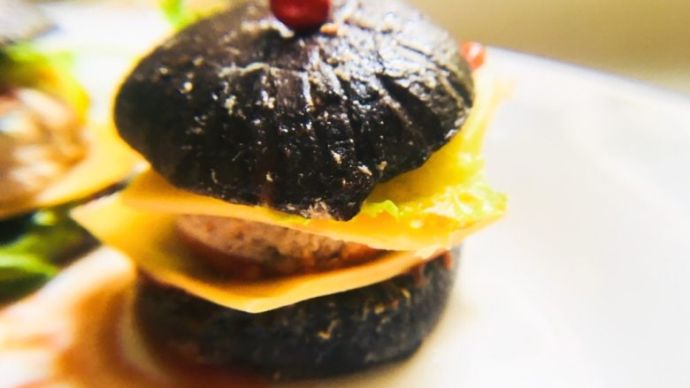 创意菜-香菇肉饼芝士袖珍汉堡,插一根好看的牙签哈哈