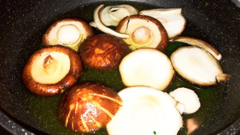 创意菜-香菇肉饼芝士袖珍汉堡,热水煮5分钟