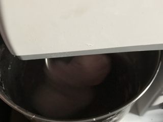 紫薯焦糖核桃软欧,把所有的食材放入厨师机桶里