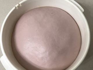 紫薯焦糖核桃软欧,送进发酵箱28度的温度下发两倍大