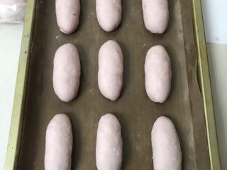 紫薯焦糖核桃软欧,整形放入烤盘，送进发酵箱温度在35度湿度保持在80％左右