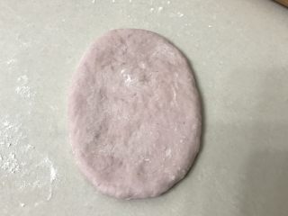 紫薯焦糖核桃软欧,取一面团擀成长舌形