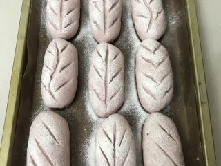紫薯焦糖核桃软欧,表面筛粉用割包刀割出自己喜欢的花纹
