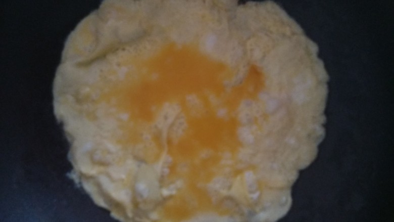 土豆秋葵蛋卷,平底锅烧热，刷少许油，倒入蛋液，煎成蛋饼，盛出