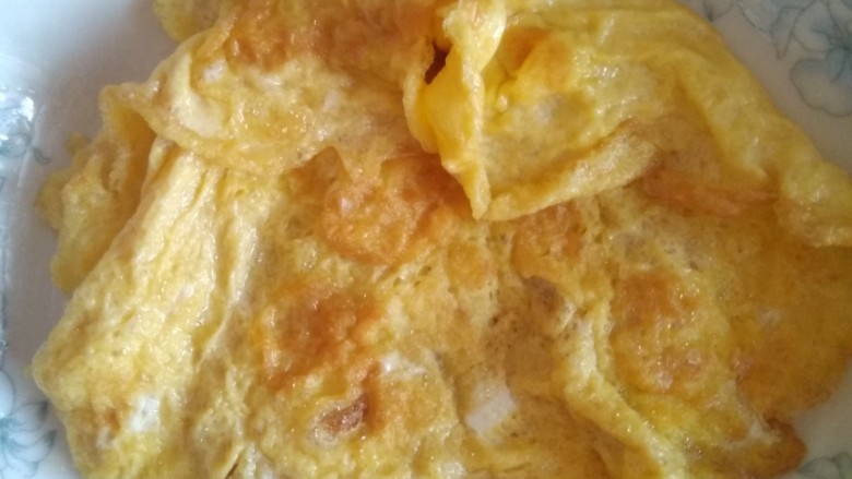 土豆秋葵蛋卷,把蛋饼全煎好，取一块蛋饼铺在干净的钻板上均匀地涂上土豆泥，中间在放上秋葵，然后卷起来。
