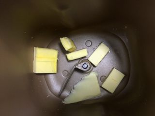 不用开酥酥的掉渣的黑芝麻蛋黄酥,黄油切块放入面包机桶内