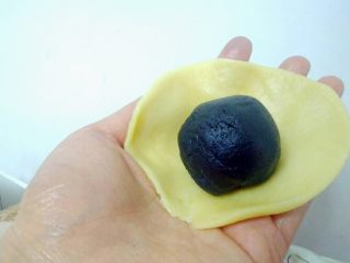 不用开酥酥的掉渣的黑芝麻蛋黄酥,把包好的黑芝麻蛋黄放在面皮上