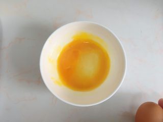 不用开酥酥的掉渣的黑芝麻蛋黄酥,准备一个鸡蛋打开放入碗中搅拌均匀