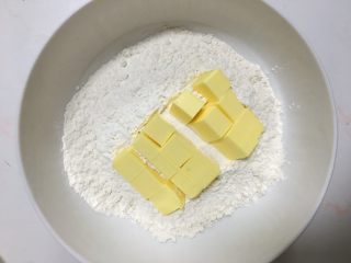 不用开酥酥的掉渣的黑芝麻蛋黄酥,将低筋面粉倒入大碗中，放入切好块的黄油