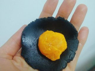 不用开酥酥的掉渣的黑芝麻蛋黄酥,将黑芝麻馅分成十份包住蛋黄