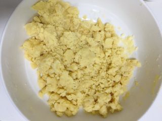 不用开酥酥的掉渣的黑芝麻蛋黄酥,用手抓匀，让黄油融入低筋面粉中去