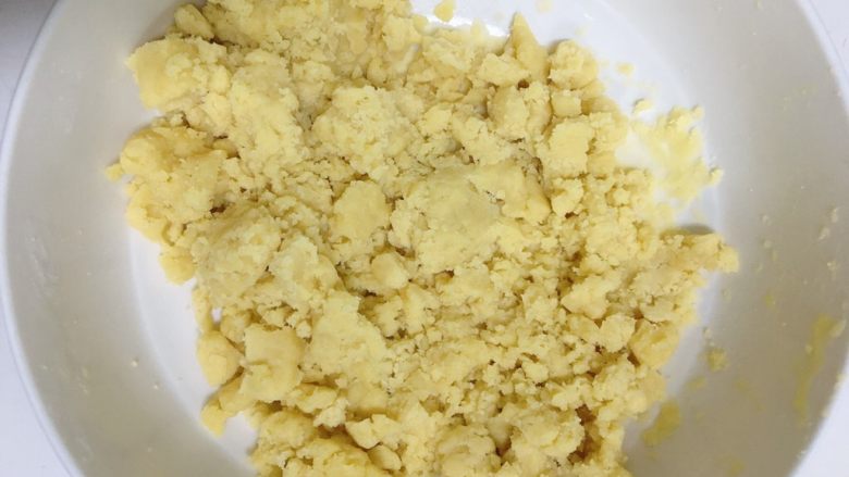 不用开酥酥的掉渣的黑芝麻蛋黄酥,用手抓匀，让黄油融入低筋面粉中去