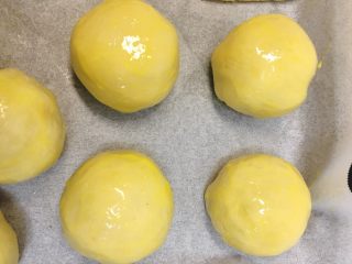 不用开酥酥的掉渣的黑芝麻蛋黄酥,用刷子在表层刷一层蛋液