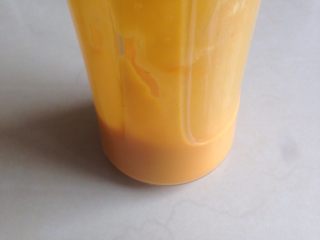 芒果牛奶布丁,搅拌十来秒，成浓稠的芒果汁。