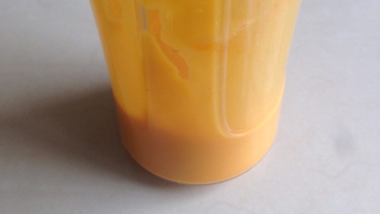 芒果牛奶布丁,搅拌十来秒，成浓稠的芒果汁。