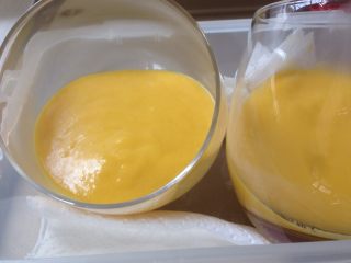 芒果牛奶布丁,倒入芒果汁，放入冰箱冷藏至凝固。