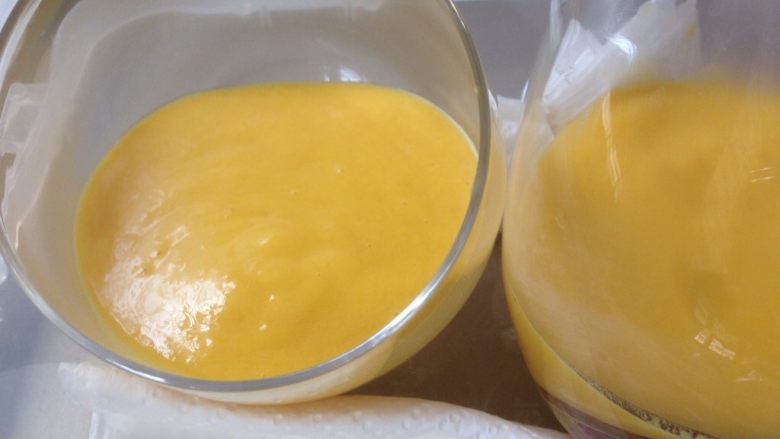 芒果牛奶布丁,倒入芒果汁，放入冰箱冷藏至凝固。